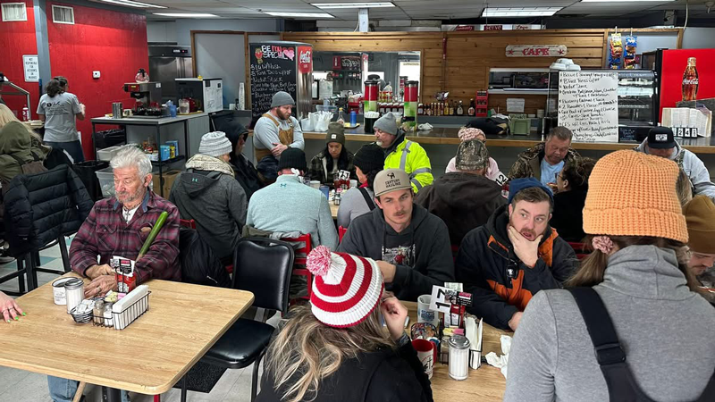 Picture of a busy dining room at the Azle Cafe